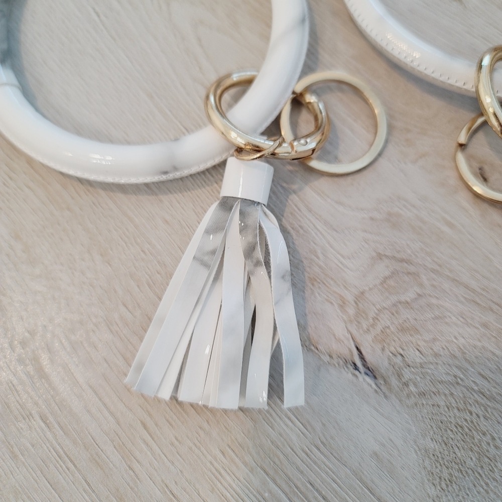 💕 NWOT Set of 2 Wristlet Bracelet Key Chain in White - Picture 8 of 13